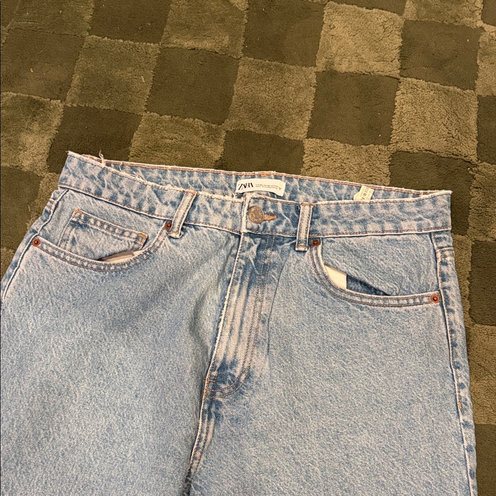 Zara Light Wash High-Rise Mom Jeans - Picture 2 of 4